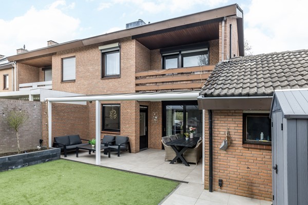 Foto - Te koop: Dr. Calsstraat 48 Landgraaf Instapklare uitstekend onderhouden geschakelde 2 kap woning in Schaesberg